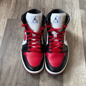 Air Jordan 1  bread toe High-Top Sneakers in Red and Black